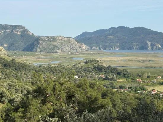 In Çandır gibt es ein 1252m2 großes Feld mit Seeblick und Naturblick zum Verkauf