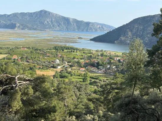 In Çandır gibt es ein 1252m2 großes Feld mit Seeblick und Naturblick zum Verkauf