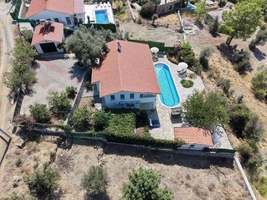 Вилла 4+1 с видом на озеро и море на продажу в Dalyan Gökbel
