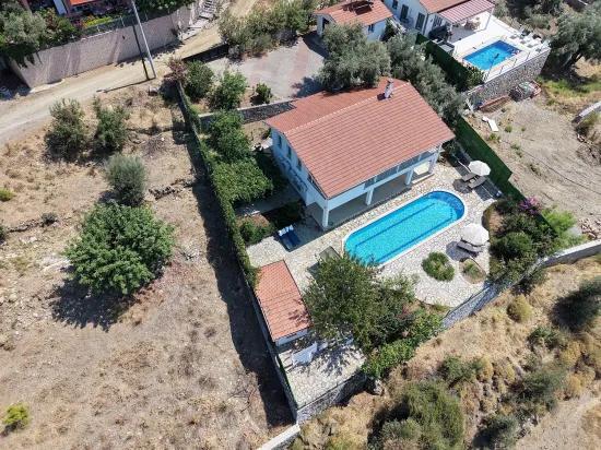 Вилла 4+1 с видом на озеро и море на продажу в Dalyan Gökbel