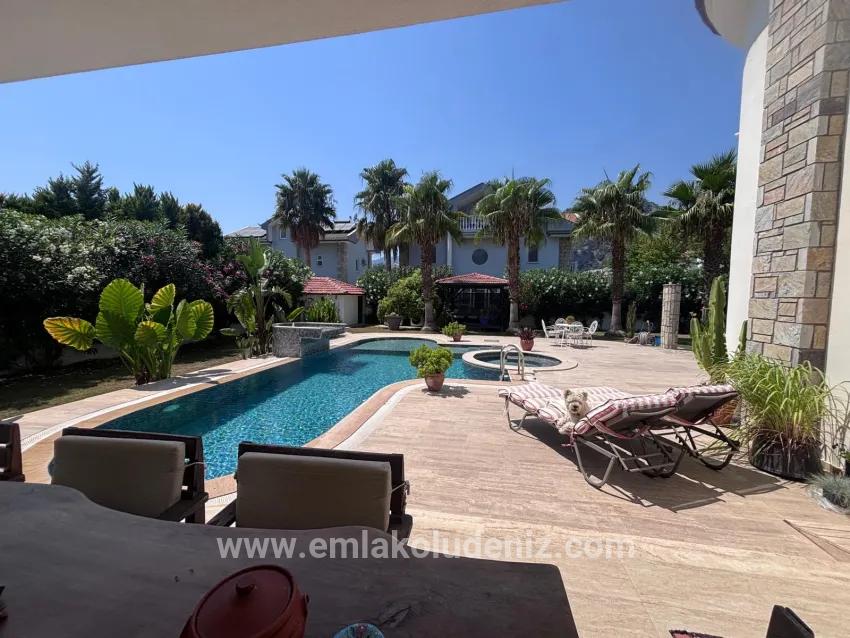 Dalyan Maraş'ta Köşebaşı 980m2 Arsa İçerisinde 5+1 Satılık Villa
