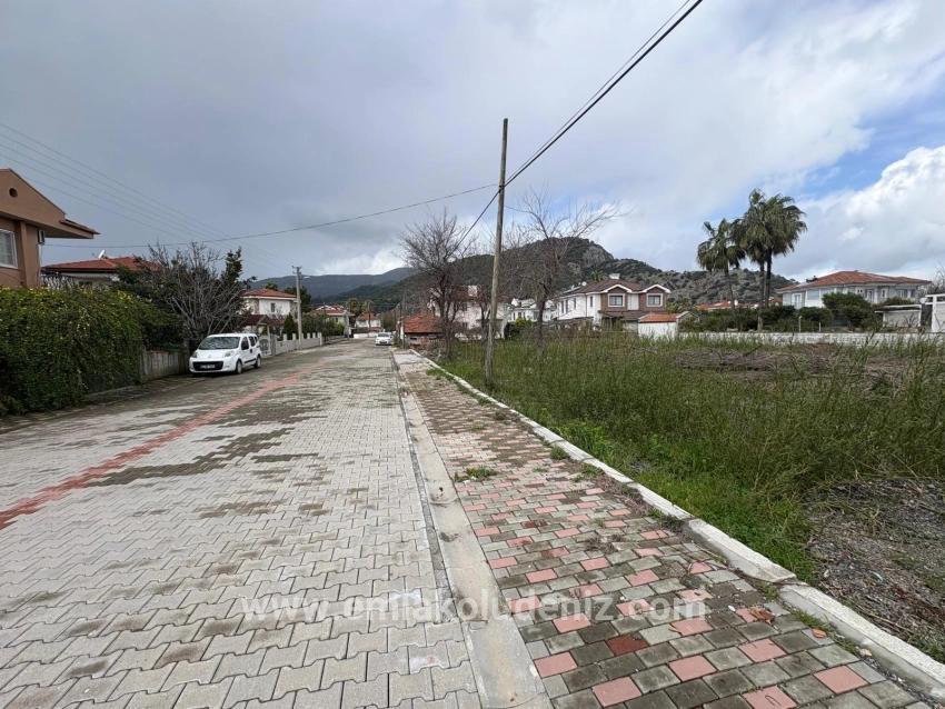 Dalyan Maraş'da Köşebaşı 892m2 Satılık Arsa