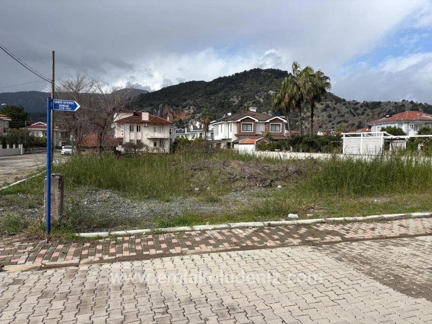 Dalyan Maraş'da Köşebaşı 892m2 Satılık Arsa