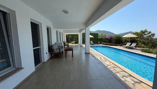 Dalyan Gökbel'de göl ve deniz manzaralı 4+1 satılık villa
