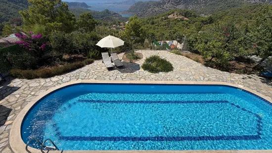 Dalyan Gökbel'de göl ve deniz manzaralı 4+1 satılık villa